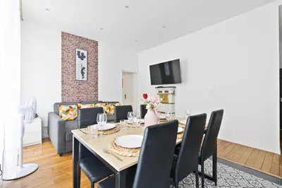 Télévision ou salle de divertissement dans l'établissement 2 Bedroom Apartment Île Saint-Louis With Free Netflix