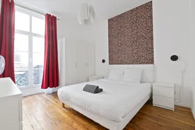 Un ou plusieurs lits dans un hébergement de l'établissement 2 Bedroom Apartment Île Saint-Louis With Free Netflix