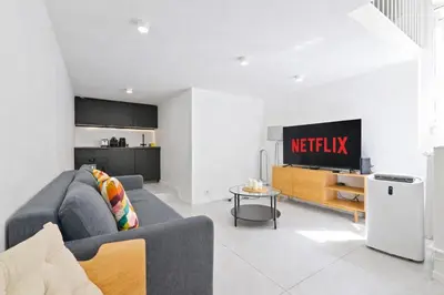 Télévision ou salle de divertissement dans l'établissement Studio Apartment Near Eiffel Tower with NetFlix
