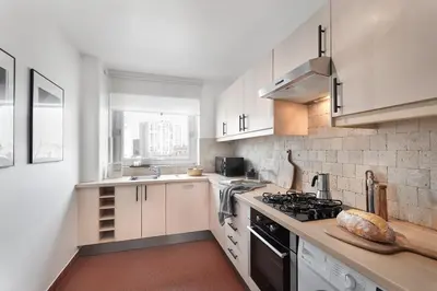 Cuisine ou kitchenette dans l'établissement Nation - 2 chambres et balcon à Charonne