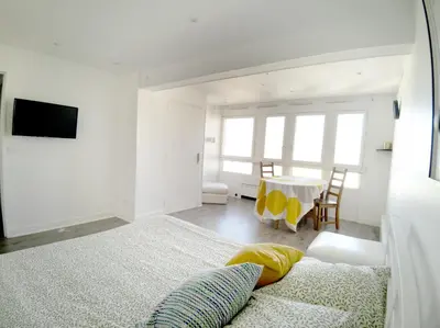 Télévision ou salle de divertissement dans l'établissement Paris Asian District
