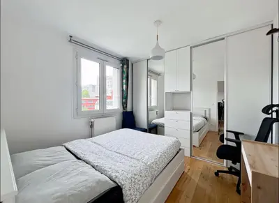 Un ou plusieurs lits dans un hébergement de l'établissement Cozy bedroom with LaDéfense view