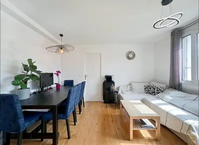 Un ou plusieurs lits dans un hébergement de l'établissement Cozy bedroom with LaDéfense view