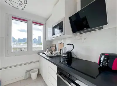Cuisine ou kitchenette dans l'établissement Cozy bedroom with LaDéfense view