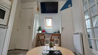 Cuisine ou kitchenette dans l'établissement Appartement RENOVE EN PLEIN COEUR DE PARIS SUR L'ILE SAINT LOUIS !