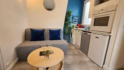 Cuisine ou kitchenette dans l'établissement Appartement RENOVE EN PLEIN COEUR DE PARIS SUR L'ILE SAINT LOUIS !