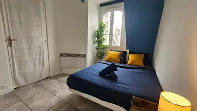 Un ou plusieurs lits dans un hébergement de l'établissement Appartement RENOVE EN PLEIN COEUR DE PARIS SUR L'ILE SAINT LOUIS !