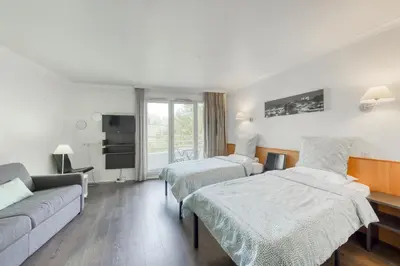 Un ou plusieurs lits dans un hébergement de l'établissement 7mn walk to Metro, in ApartHotel