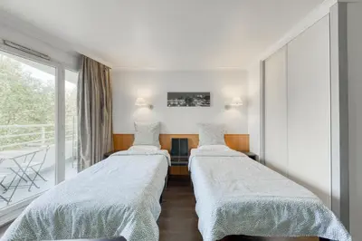 Un ou plusieurs lits dans un hébergement de l'établissement 7mn walk to Metro, in ApartHotel