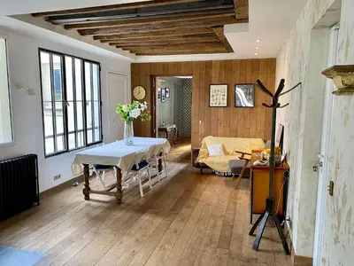 Coin salon dans l'établissement Luxury Marais Apartment with Authentic Parisian Flair