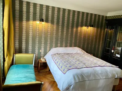 Un ou plusieurs lits dans un hébergement de l'établissement Luxury Marais Apartment with Authentic Parisian Flair