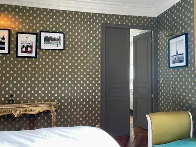 Un ou plusieurs lits dans un hébergement de l'établissement Luxury Marais Apartment with Authentic Parisian Flair