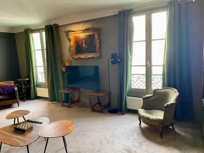 Télévision ou salle de divertissement dans l'établissement Luxury Marais Apartment with Authentic Parisian Flair