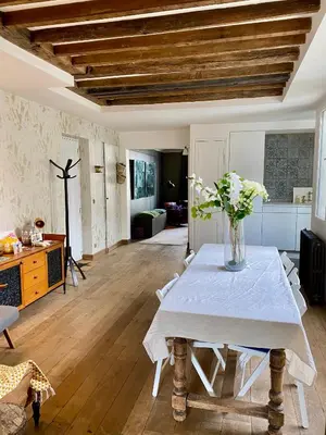 Télévision ou salle de divertissement dans l'établissement Luxury Marais Apartment with Authentic Parisian Flair