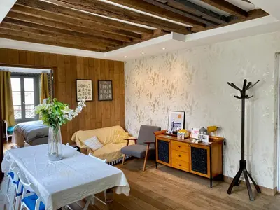 Un ou plusieurs lits dans un hébergement de l'établissement Luxury Marais Apartment with Authentic Parisian Flair