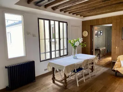 Coin salon dans l'établissement Luxury Marais Apartment with Authentic Parisian Flair