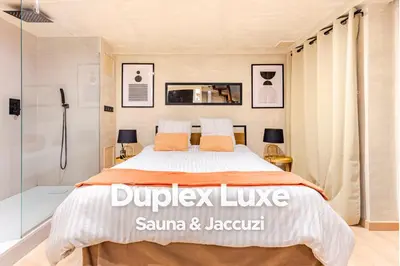 Un ou plusieurs lits dans un hébergement de l'établissement Duplex Luxe - Sauna & Jacuzzi Privatif