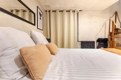 Un ou plusieurs lits dans un hébergement de l'établissement Duplex Luxe - Sauna & Jacuzzi Privatif