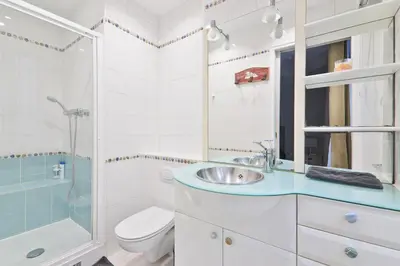 Salle de bains dans l'établissement 1 Bedroom Apartment - Monge With NetFlix