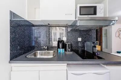 Cuisine ou kitchenette dans l'établissement Charming studio - 2P - Luxembourg