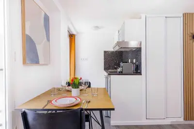 Cuisine ou kitchenette dans l'établissement Charming studio - 2P - Luxembourg