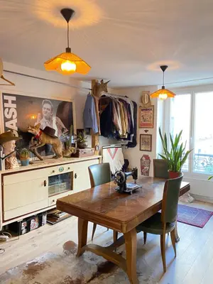 Coin salon dans l'établissement Chambre rétro