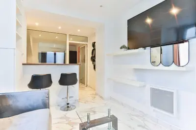 Télévision ou salle de divertissement dans l'établissement Charming 1BR 4P - Eiffel Tower Trocadero