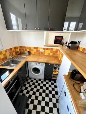 Cuisine ou kitchenette dans l'établissement Cozy and bright duplex