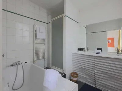 Salle de bains dans l'établissement House with garden 4BR 10P near Paris