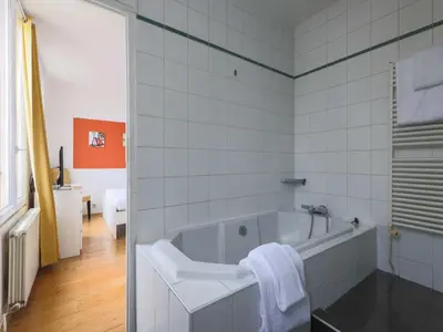 Salle de bains dans l'établissement House with garden 4BR 10P near Paris
