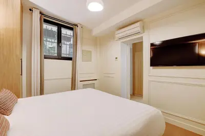 Télévision ou salle de divertissement dans l'établissement Pick A Flat's Apartment in Montorgueil - Rue Saint Sauveur