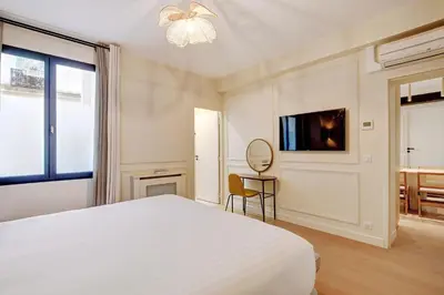 Télévision ou salle de divertissement dans l'établissement Pick A Flat's Apartment in Montorgueil - Rue Saint Sauveur