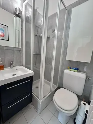 Salle de bains dans l'établissement Elegant Retreat in Levallois with Sunny Balcony