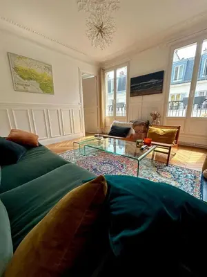Coin salon dans l'établissement Elegant Retreat in Levallois with Sunny Balcony
