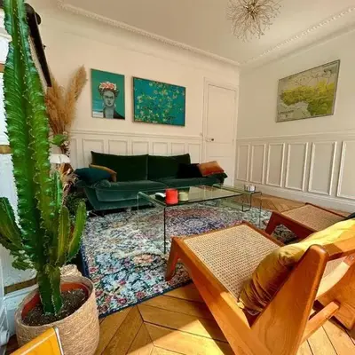 Elegant Retreat in Levallois with Sunny Balcony