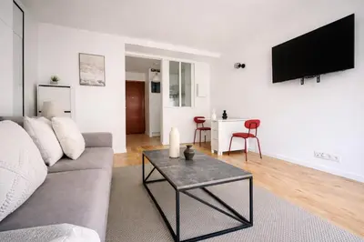 Télévision ou salle de divertissement dans l'établissement Elegant Studio au 15eme