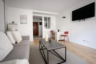 Télévision ou salle de divertissement dans l'établissement Elegant Studio au 15eme