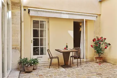 Terrasse ou espace extérieur de l'établissement BnBNova - Le Marais & Place des Vosges