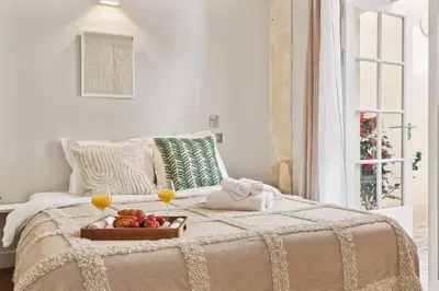 Un ou plusieurs lits dans un hébergement de l'établissement BnBNova - Le Marais & Place des Vosges
