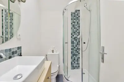 Salle de bains dans l'établissement Parisian studio near Place de la République