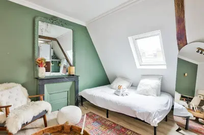 Un ou plusieurs lits dans un hébergement de l'établissement Parisian studio near Place de la République
