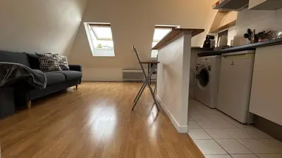 Cuisine ou kitchenette dans l'établissement Studio Porte Maillot Paris Immeuble Haussmannien