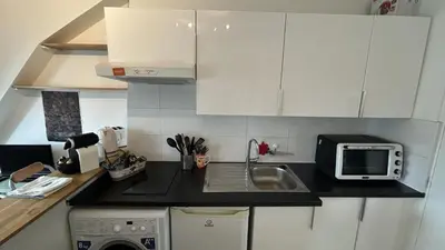Cuisine ou kitchenette dans l'établissement Studio Porte Maillot Paris Immeuble Haussmannien