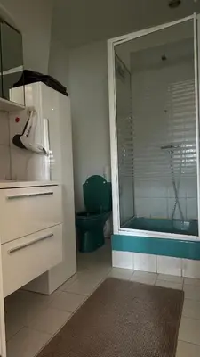 Salle de bains dans l'établissement Studio Porte Maillot Paris Immeuble Haussmannien