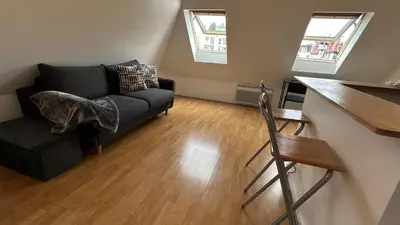 Coin salon dans l'établissement Studio Porte Maillot Paris Immeuble Haussmannien