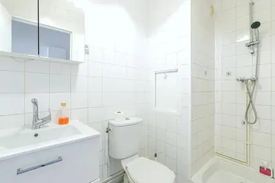 Salle de bains dans l'établissement Le Petit Auber & son balcon, à 2 pas de Paris