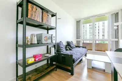 Coin salon dans l'établissement Le Petit Auber & son balcon, à 2 pas de Paris
