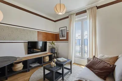 Télévision ou salle de divertissement dans l'établissement Etnia - 1 chambre à Jardin des Plantes