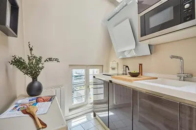 Cuisine ou kitchenette dans l'établissement Gairo - 1 chambre à Champs-Élysées
