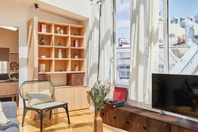 Coin salon dans l'établissement Gairo - 1 chambre à Champs-Élysées